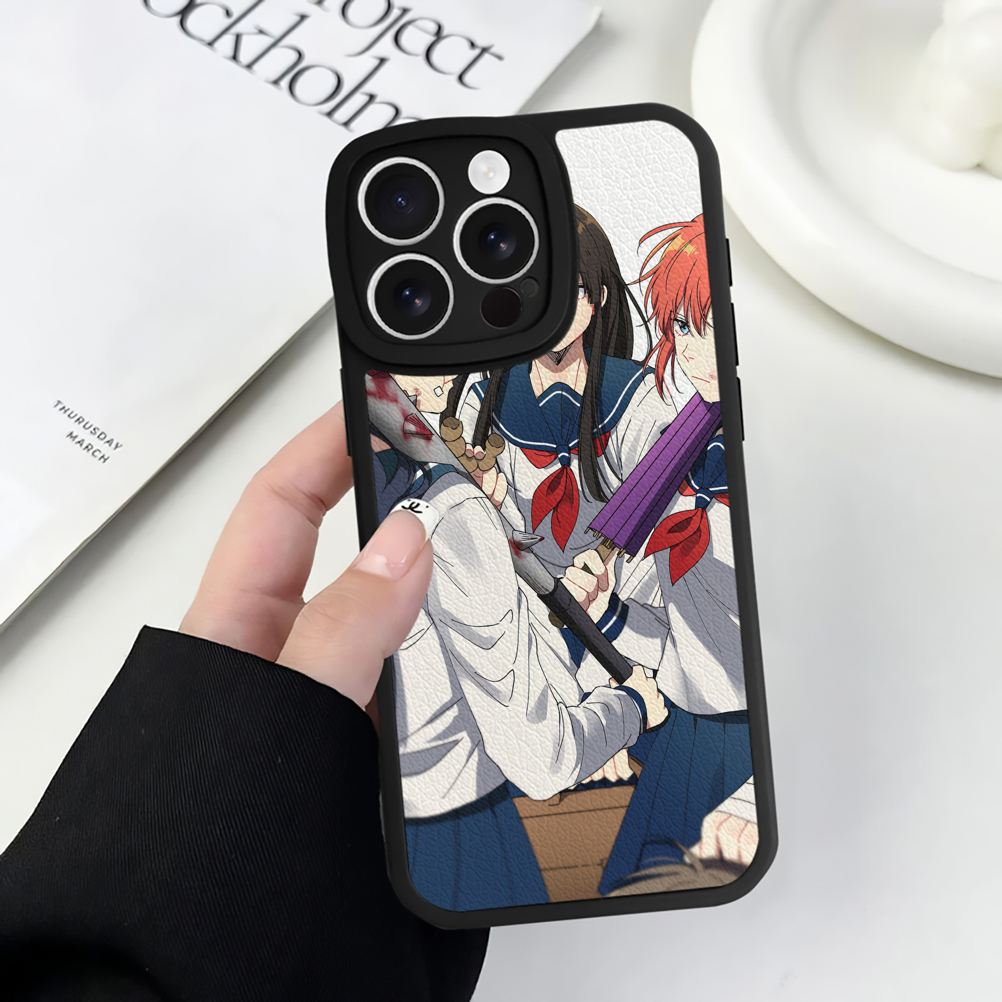 （画像用） ぎんたま 坂田銀時（さかたぎんとき） 神楽 志村新八（しむら しんぱち） GINTAMA Sakata Gintoki Kagura Shimura Shinpachi 【iPhone 16シリーズ対応】シリコンスマホケース（レザー調） 材質：シリコン